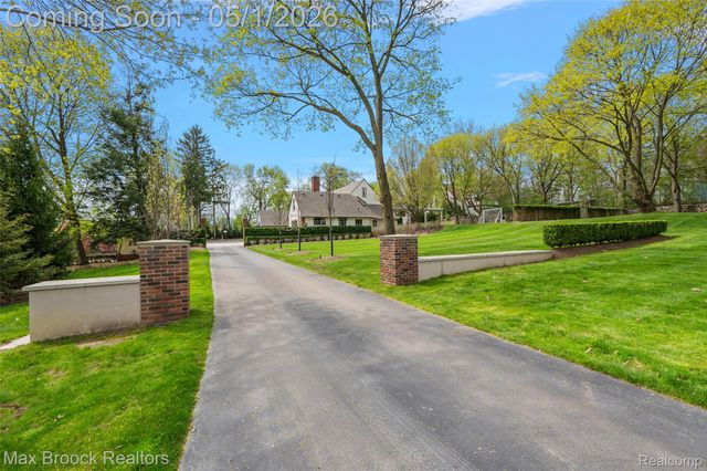 1583 Clarendon Road, Bloomfield Hills, MI 48302