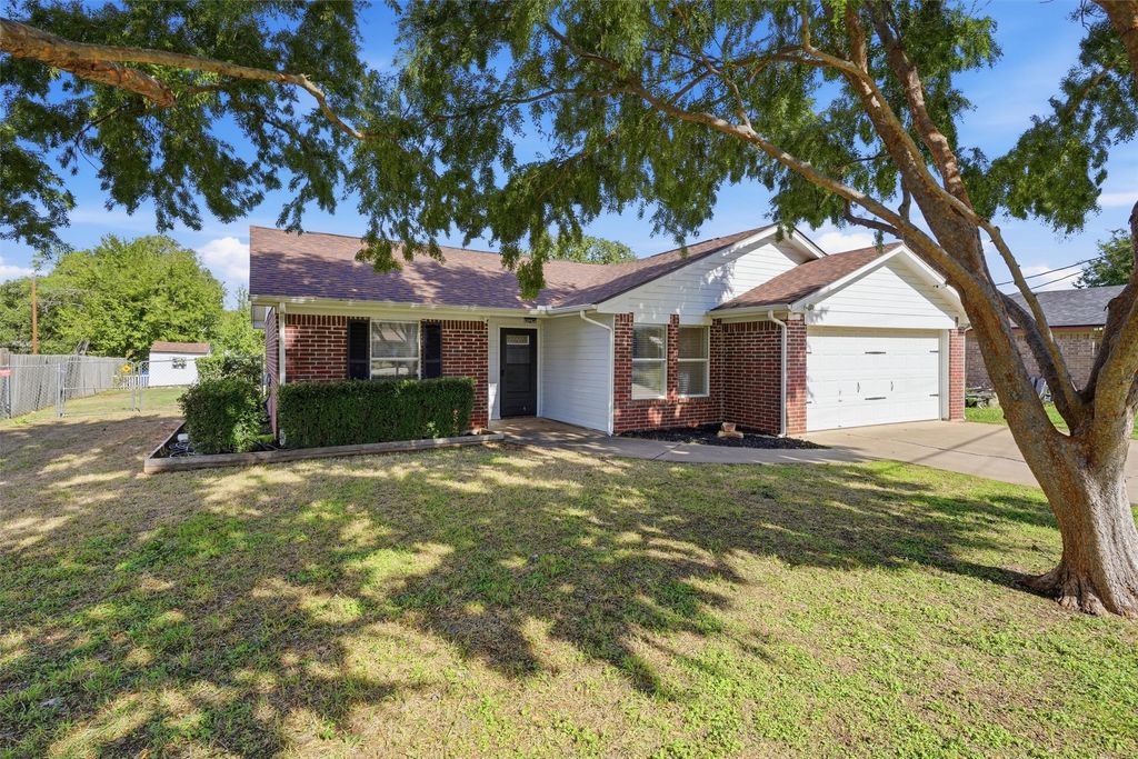 706 Shady Grove Drive, Granbury, TX 76049 — photo 2