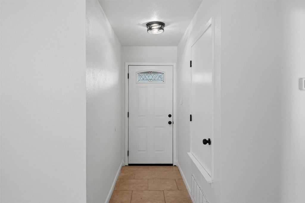 706 Shady Grove Drive, Granbury, TX 76049 — photo 4