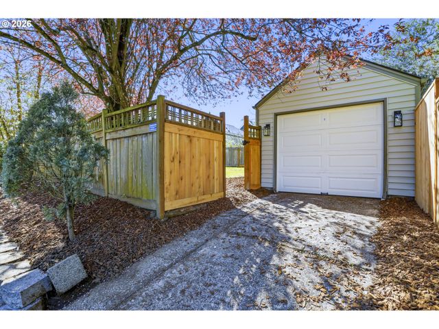 1775 Ne HOLMAN St, Portland, OR 97211