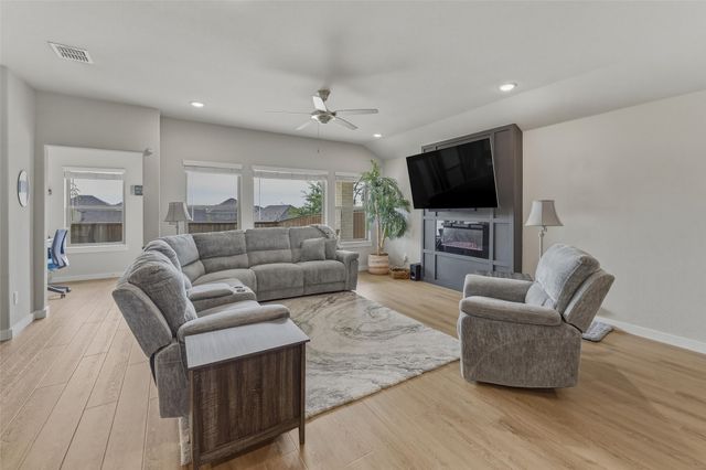 5545 Summit Creek Road, Fort Worth, TX 76126