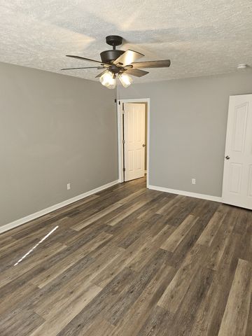 124 Wolverine Trl, La Vergne, TN 37086