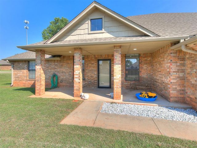 945 Fox Run Lane, Blanchard, OK 73010