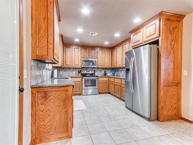 945 Fox Run Lane, Blanchard, OK 73010