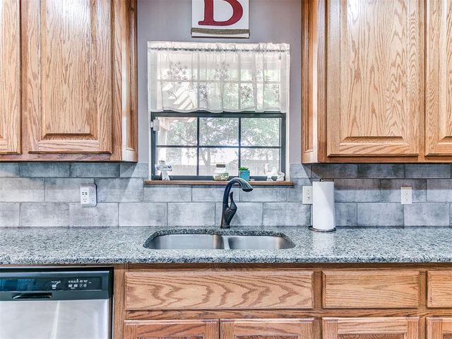 945 Fox Run Lane, Blanchard, OK 73010