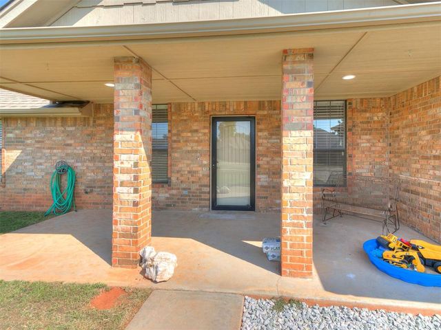 945 Fox Run Lane, Blanchard, OK 73010