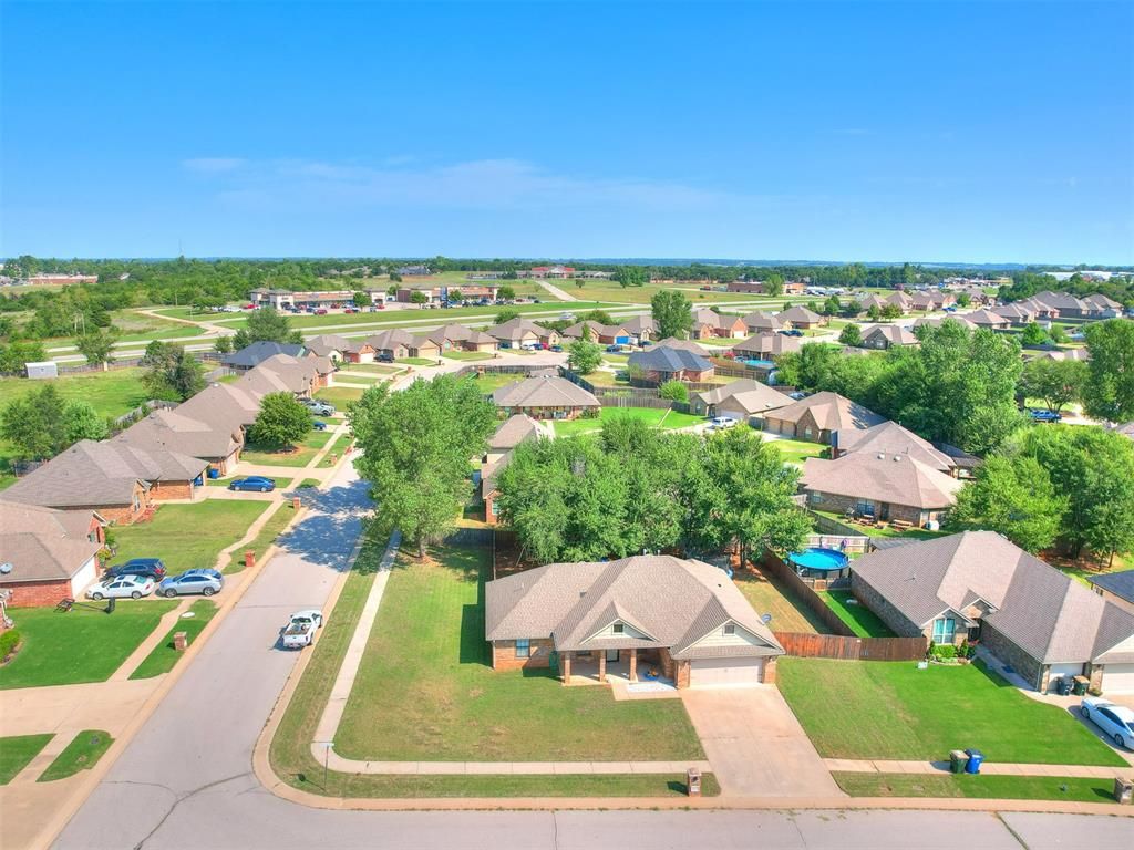 945 Fox Run Lane, Blanchard, OK 73010