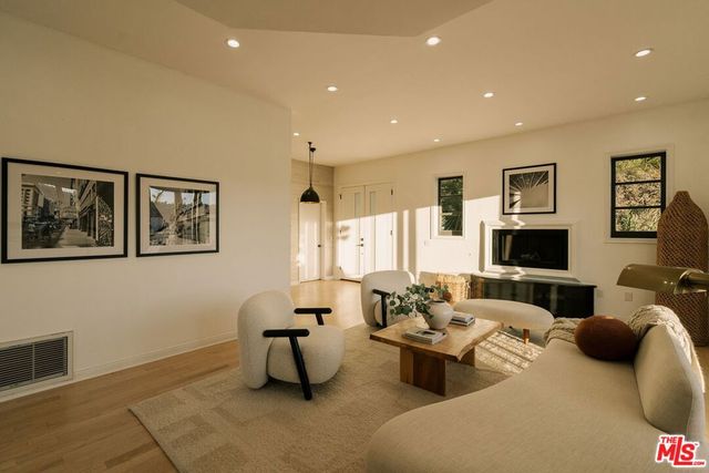 2591 Leicester Drive, Los Angeles, CA 90046
