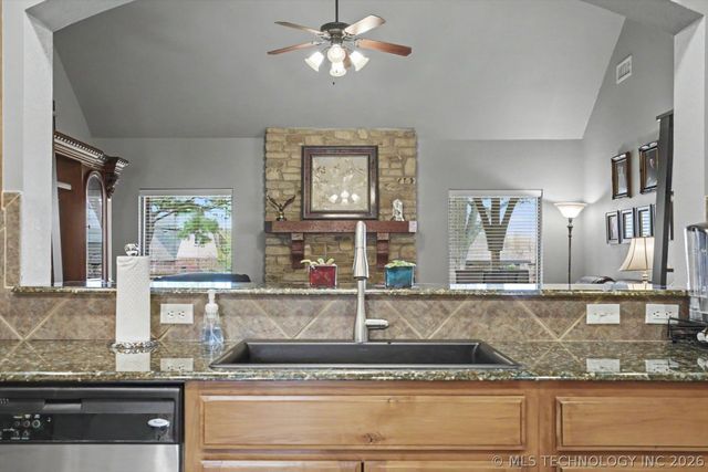 4035 W Twin Oaks Place, Broken Arrow, OK 74011