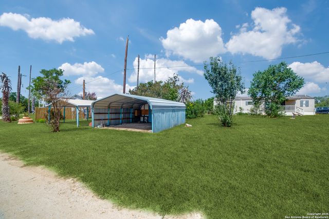 8325 Fm 327, Elmendorf, TX 78112