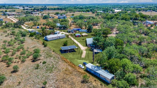 8325 Fm 327, Elmendorf, TX 78112