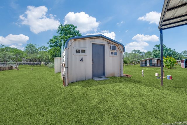 8325 Fm 327, Elmendorf, TX 78112