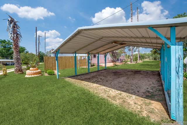 8325 Fm 327, Elmendorf, TX 78112