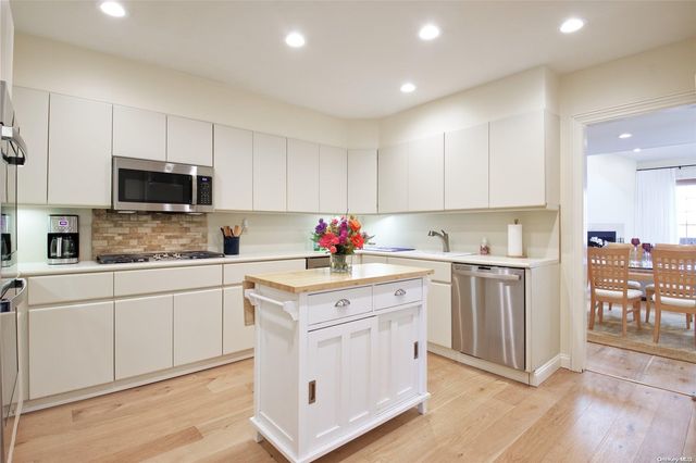 6 Windward 6, Glen Cove, NY 11542
