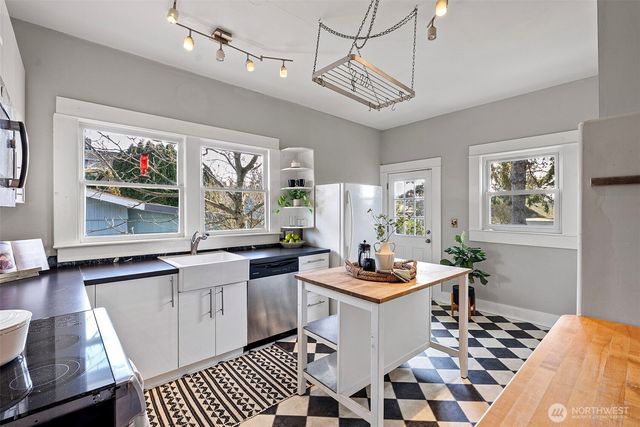 827 NW 61st Street, Seattle, WA 98107