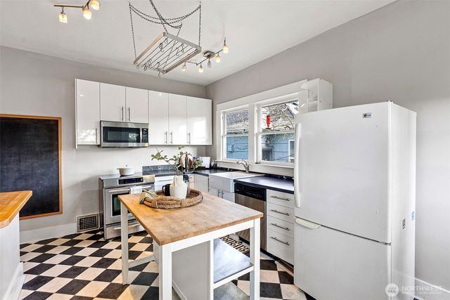 827 NW 61st Street, Seattle, WA 98107