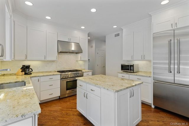 33 Walters Avenue, Cold Spring Harbor, NY 11724