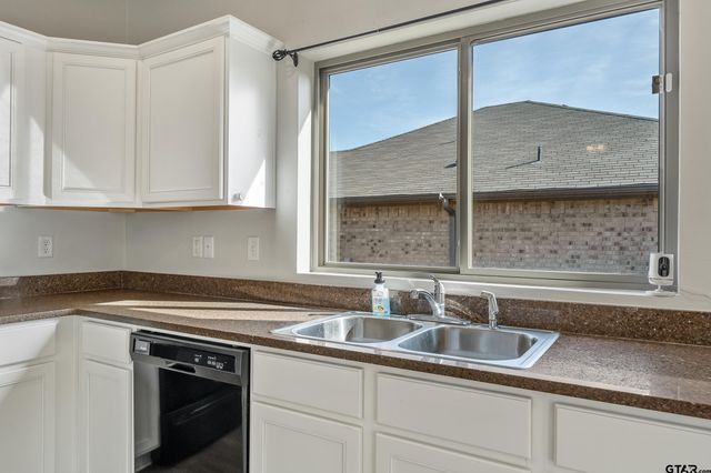 112 Summit Cv, Jacksonville, TX 75766