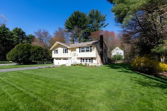 2 Red Coat Ln, Plainville, MA 02762