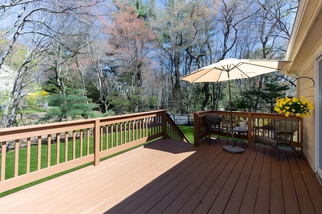 2 Red Coat Ln, Plainville, MA 02762