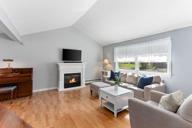 2 Red Coat Ln, Plainville, MA 02762