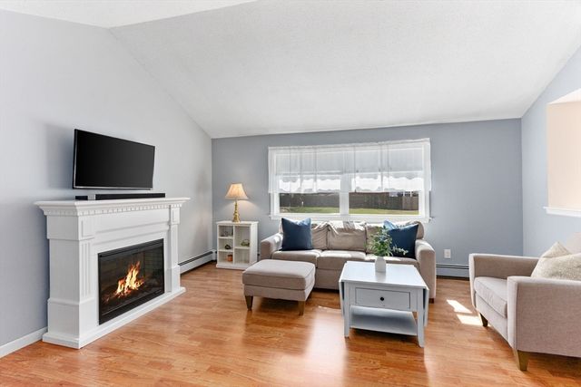 2 Red Coat Ln, Plainville, MA 02762