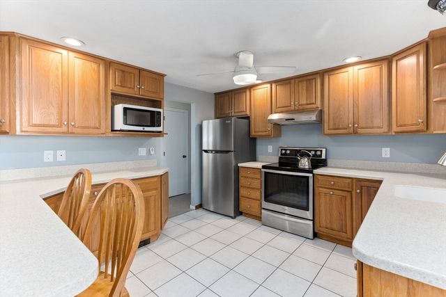 2 Red Coat Ln, Plainville, MA 02762