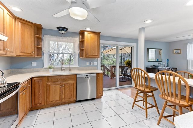 2 Red Coat Ln, Plainville, MA 02762