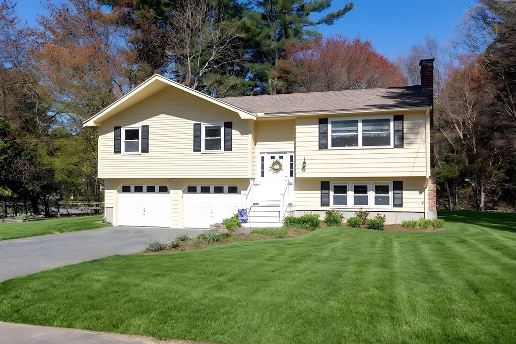 2 Red Coat Ln, Plainville, MA 02762