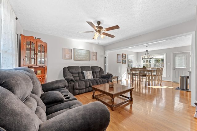 1950 Dundee RD, Huddleston, VA 24104