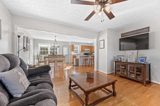 1950 Dundee RD, Huddleston, VA 24104