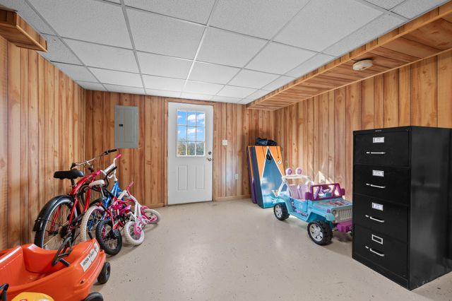 1950 Dundee RD, Huddleston, VA 24104