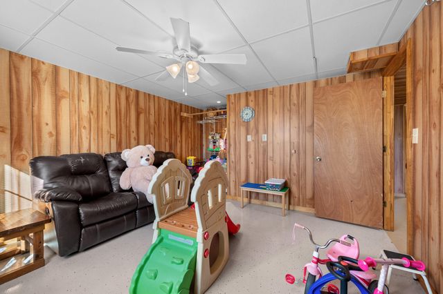 1950 Dundee RD, Huddleston, VA 24104