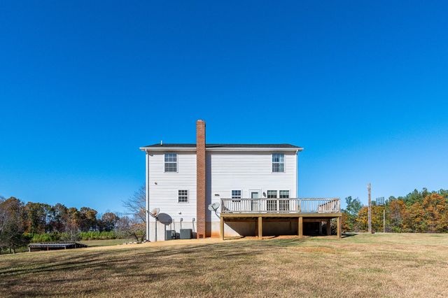 1950 Dundee RD, Huddleston, VA 24104