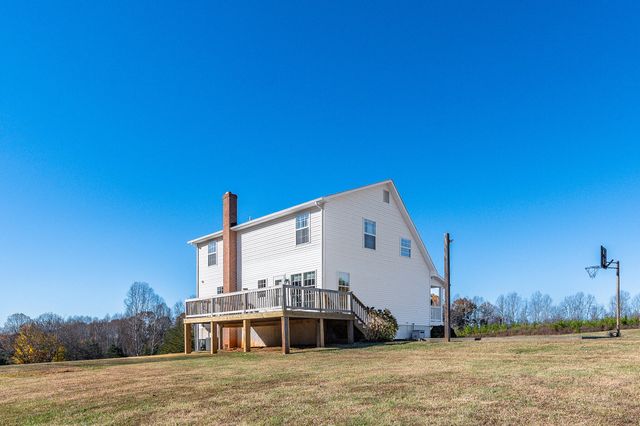 1950 Dundee RD, Huddleston, VA 24104