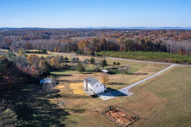 1950 Dundee RD, Huddleston, VA 24104