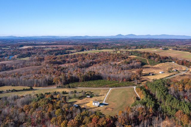 1950 Dundee RD, Huddleston, VA 24104