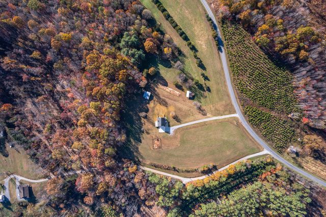 1950 Dundee RD, Huddleston, VA 24104