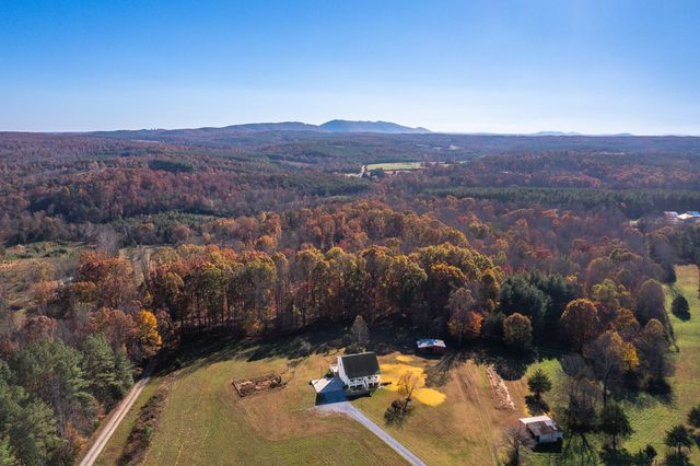 1950 Dundee RD, Huddleston, VA 24104