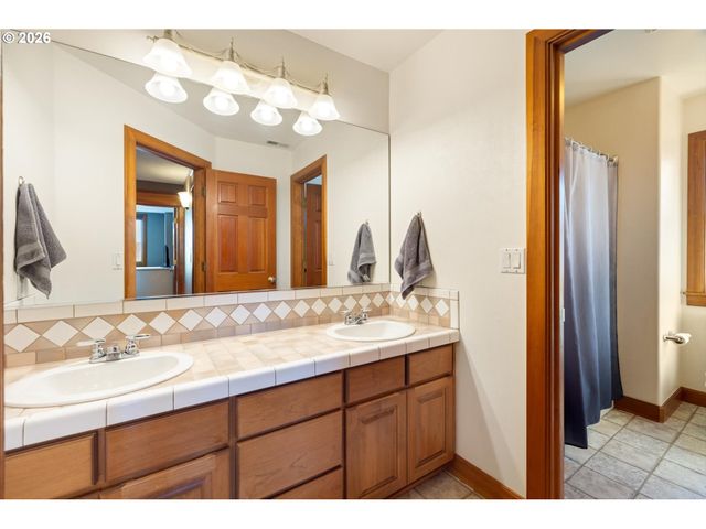 16138 Se GOOSEHOLLOW Dr, Damascus, OR 97089