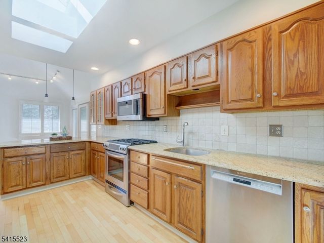 15 Walnut St, Chatham Boro, NJ 07928