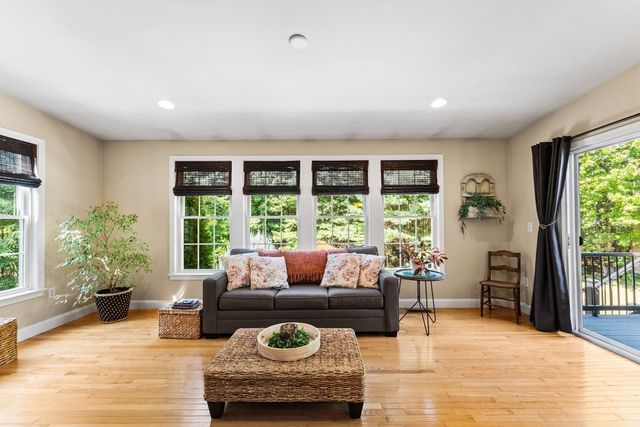 32 Howarth Dr, Upton, MA 01568