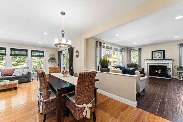 32 Howarth Dr, Upton, MA 01568