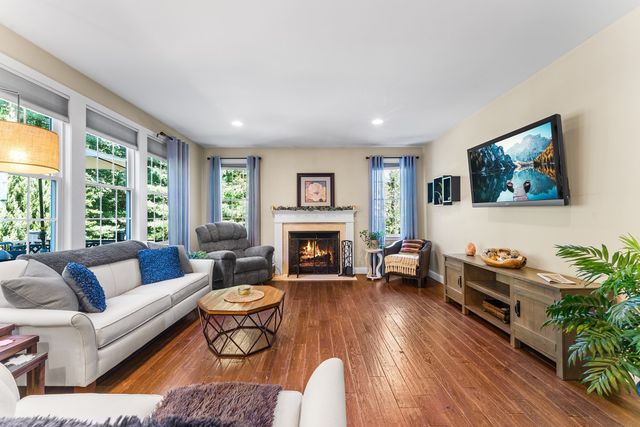 32 Howarth Dr, Upton, MA 01568