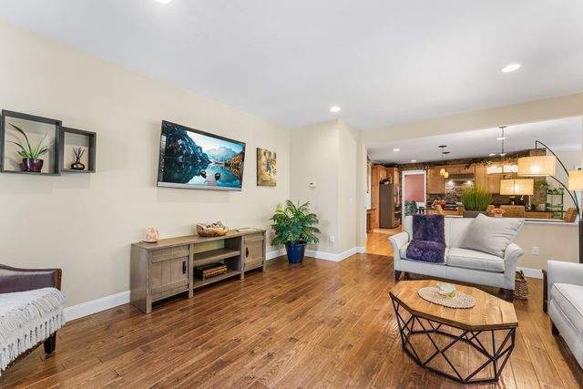 32 Howarth Dr, Upton, MA 01568