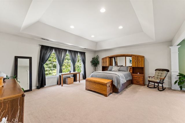 32 Howarth Dr, Upton, MA 01568