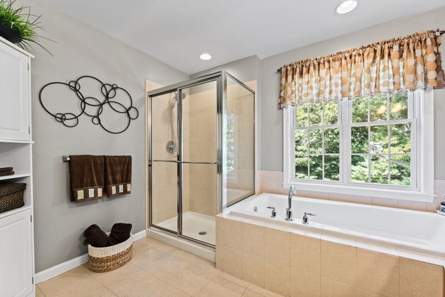32 Howarth Dr, Upton, MA 01568
