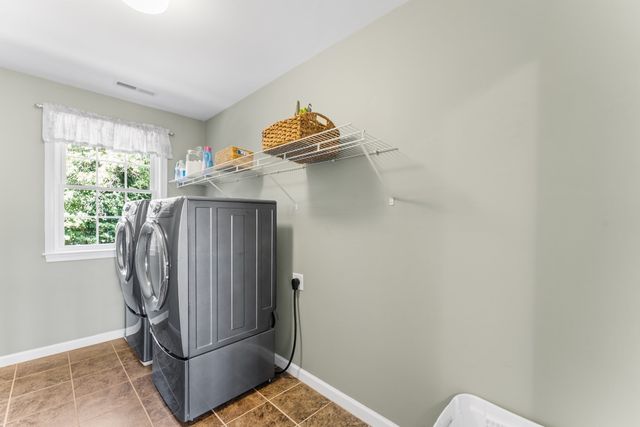 32 Howarth Dr, Upton, MA 01568