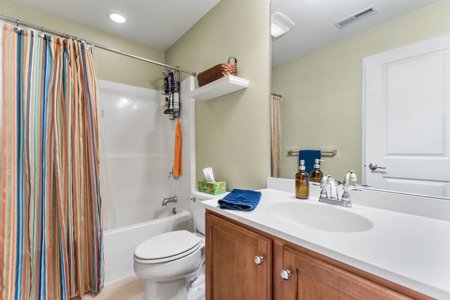 32 Howarth Dr, Upton, MA 01568