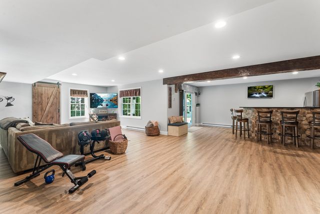 32 Howarth Dr, Upton, MA 01568